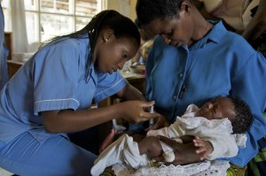 Un bébé reçoit une dose de vaccin antitétanique à Kigali, au Rwanda.