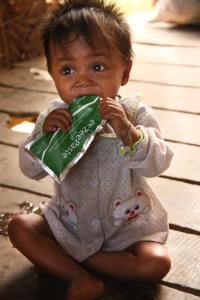 Laos, 2011 © Tattersall. Une enfant souffrant de malnutrition mange de la pâte nutritionnelle thérapeutique, dans le sud du Laos.
